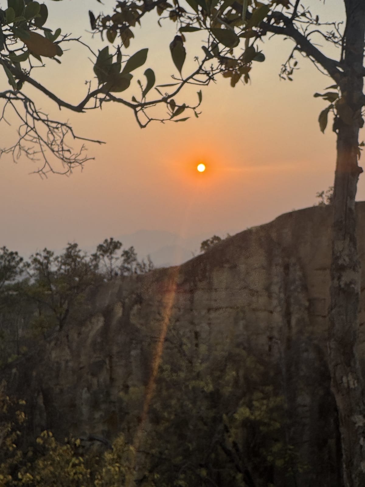 Zonsondergang boven de Pha Chor kalkstenen kliffen bij Chiang Mai Thailand