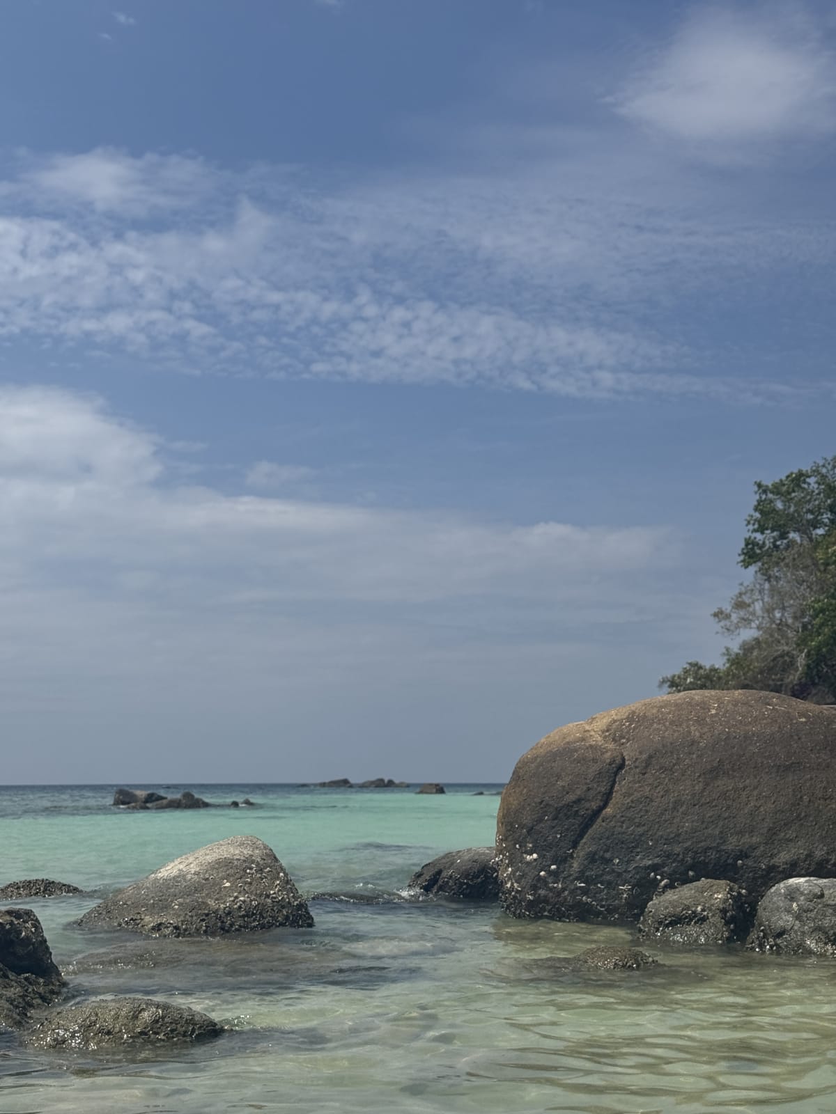 Kristalhelder water met rotsen in de Andaman Zee bij Koh Lipe Thailand