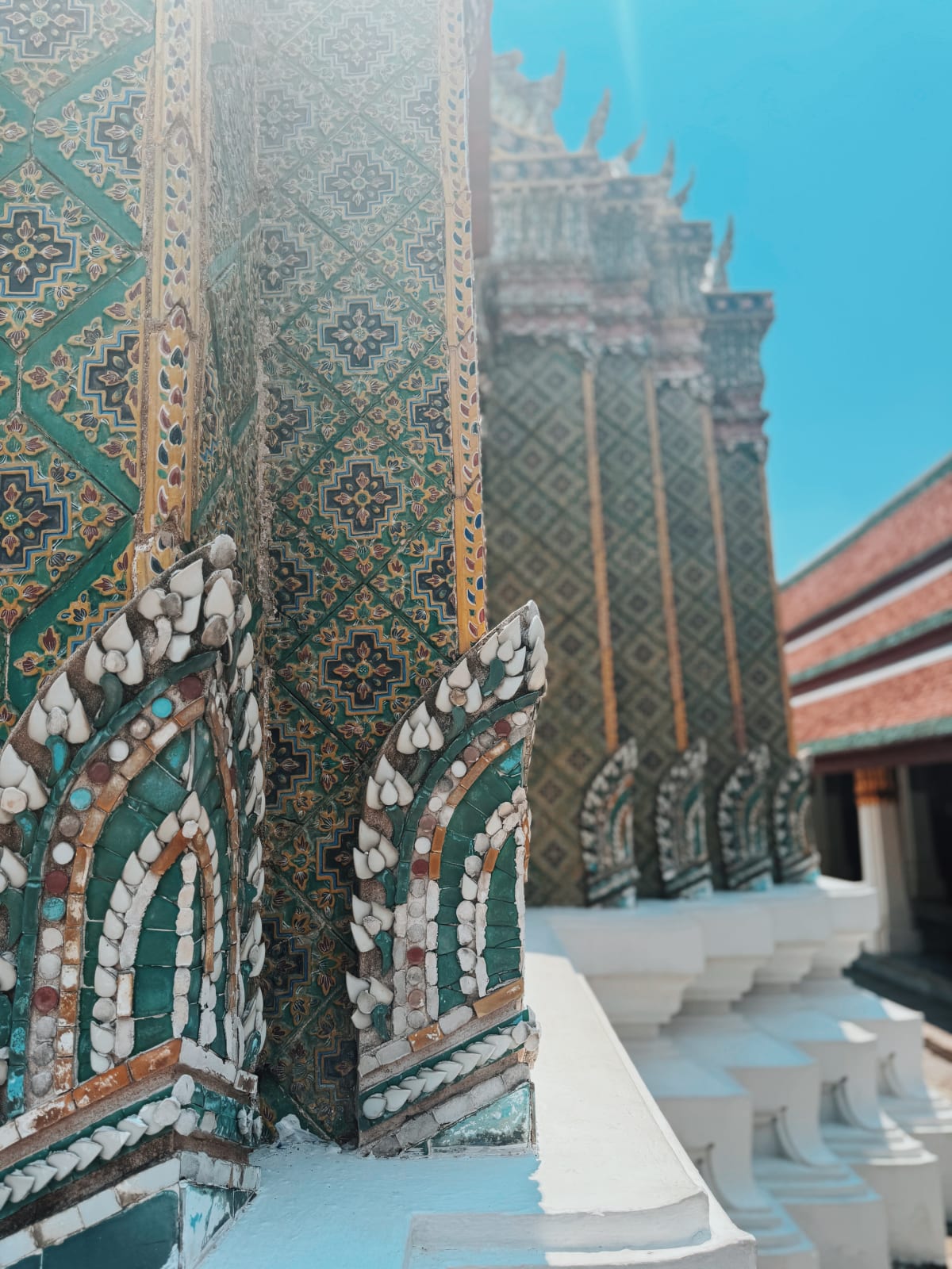 Kleurrijke mozaïekdecoraties van Wat Phra Kaew tempel in het Grand Palace Bangkok