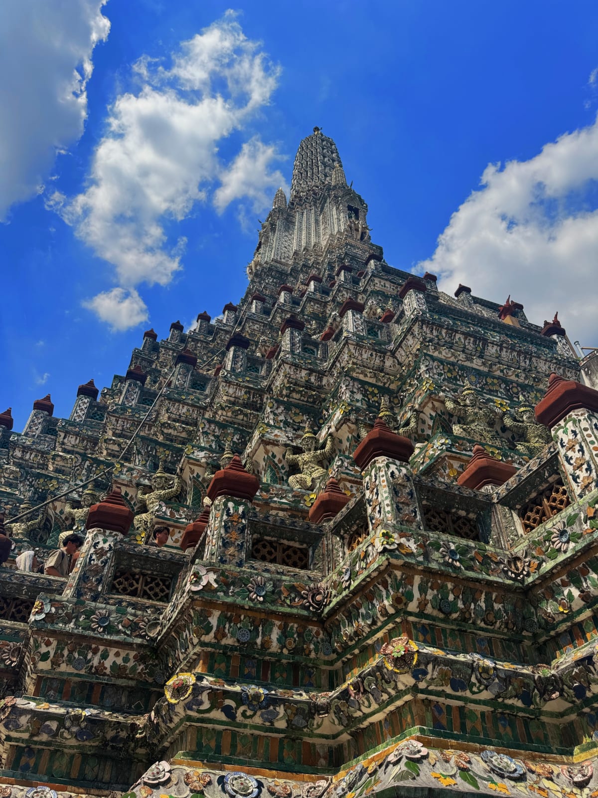 Spectaculaire Wat Arun toren van onderaf gezien in Bangkok Thailand