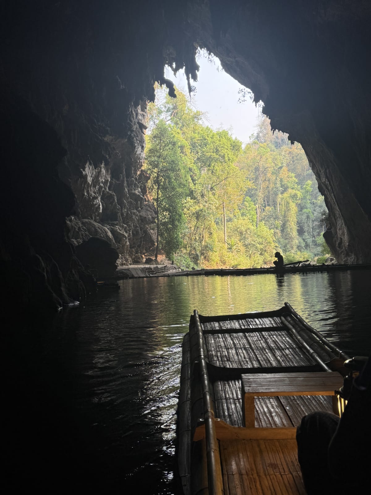 Bamboevlot in de Tham Lod grot bij Mae Hong Son Noord-Thailand