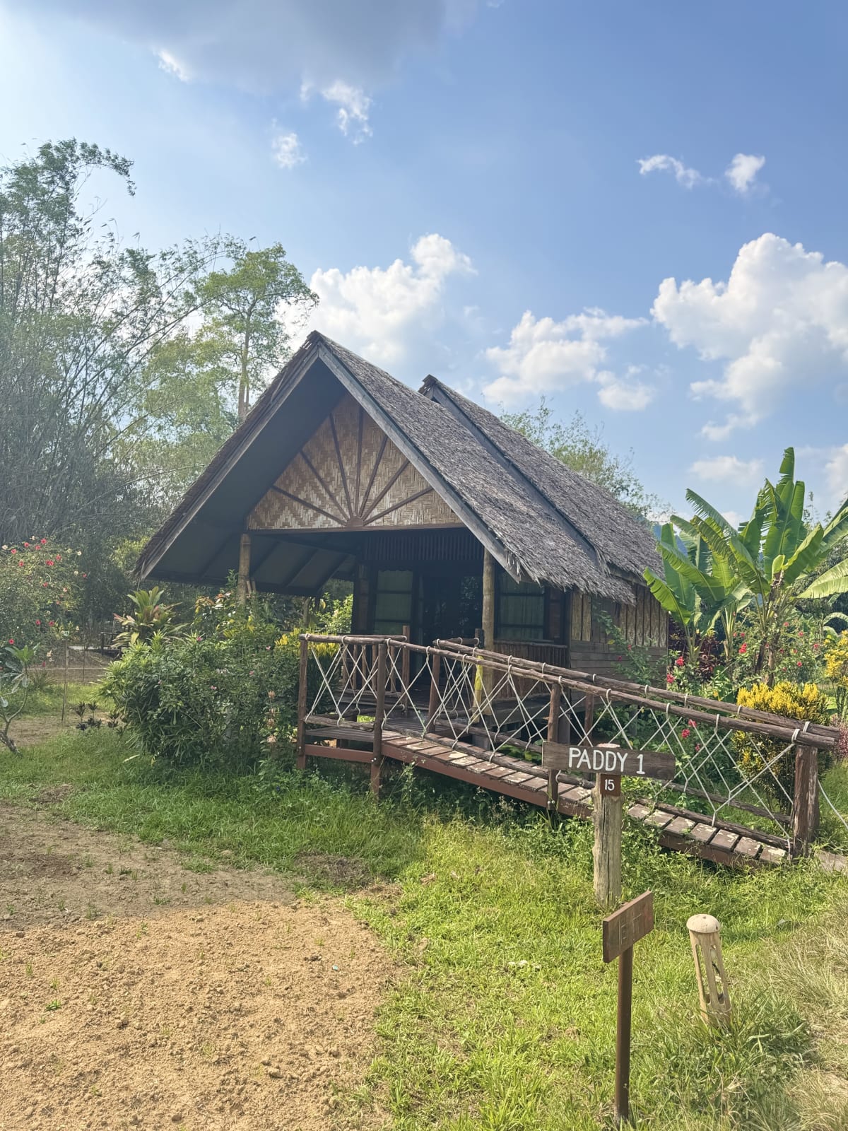 Authentieke bamboebungalow op palen in een resort bij Pai Noord-Thailand