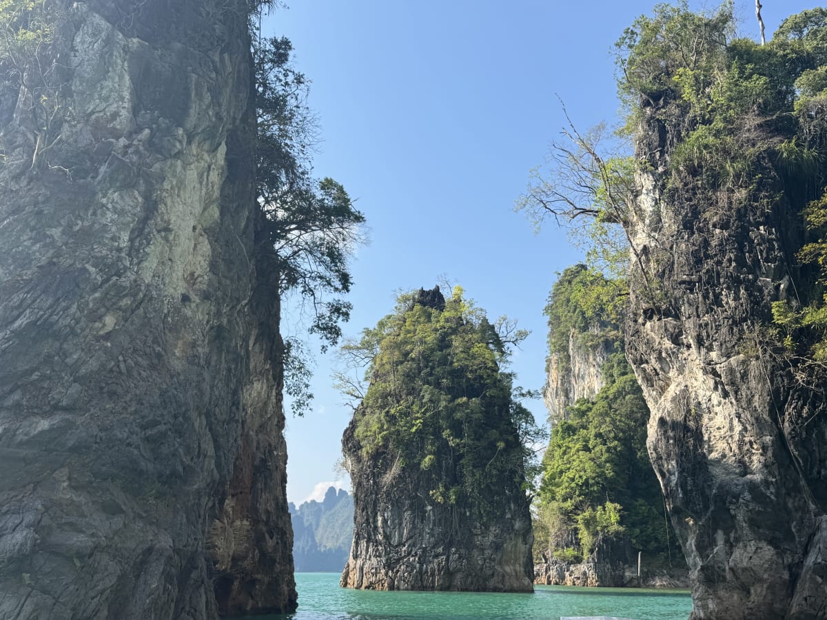 Kalksteenpilaren boven smaragdgroen water in Khao Sok National Park Thailand