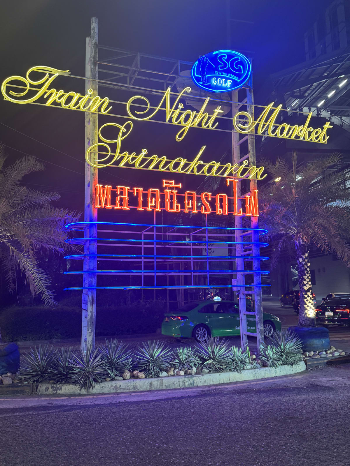 Train Night Market Srinakarin nachtmarkt in Bangkok Thailand