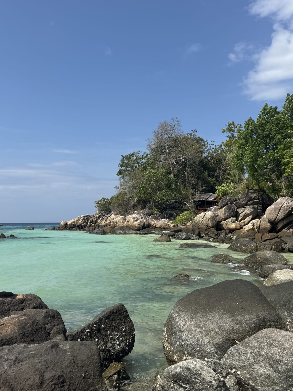 Turquoise water en rotskust op het prachtige Koh Lipe Thailand