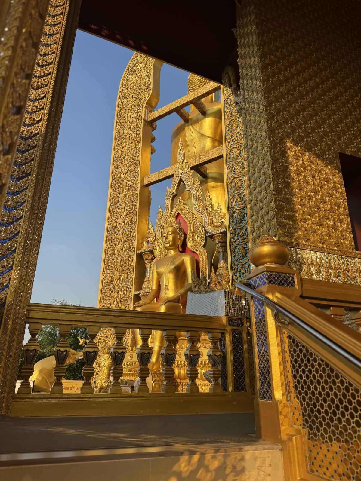 Prachtige gouden Boeddha tempel met gouden decoraties in Noord-Thailand