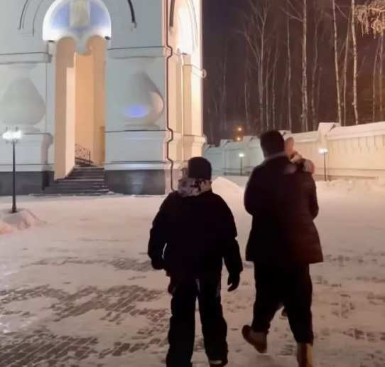Павел Прилучный с женой и детьми посетил рождественскую службу в церкви