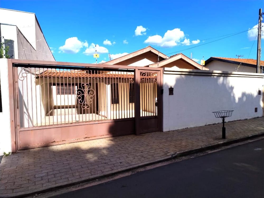 CASA COM TRÊS DORMITÓRIOS NO BAIRRO SÃO FERNANDO