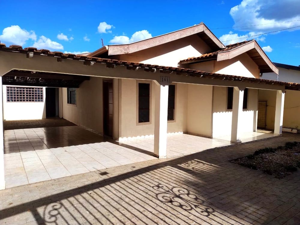 CASA COM TRÊS DORMITÓRIOS NO BAIRRO SÃO FERNANDO