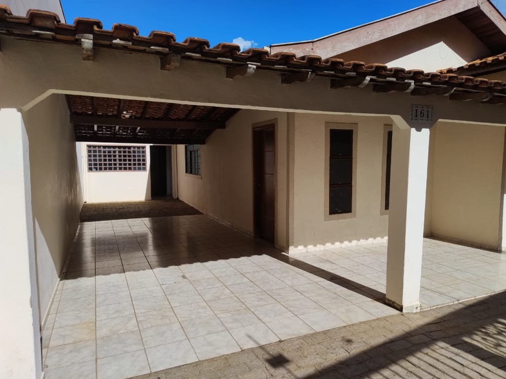 CASA COM TRÊS DORMITÓRIOS NO BAIRRO SÃO FERNANDO