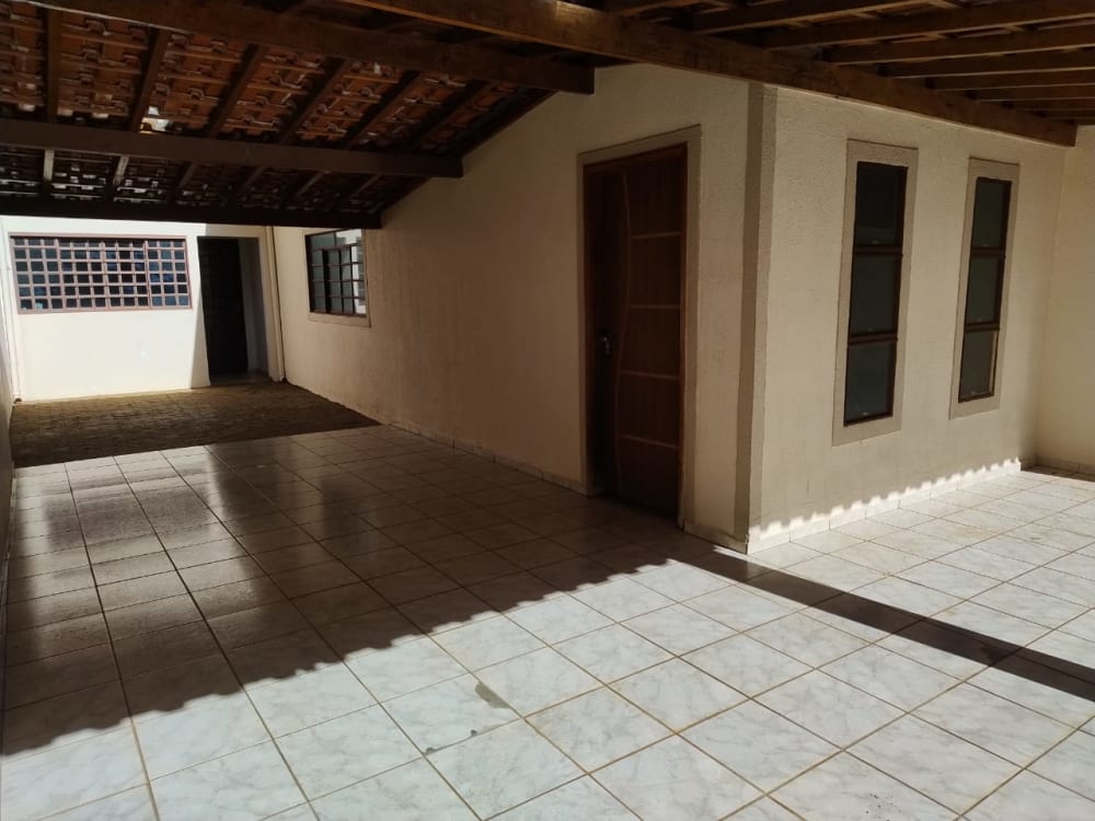 CASA COM TRÊS DORMITÓRIOS NO BAIRRO SÃO FERNANDO