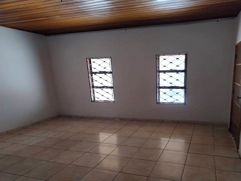 CASA COM TRÊS DORMITÓRIOS NO BAIRRO SÃO FERNANDO