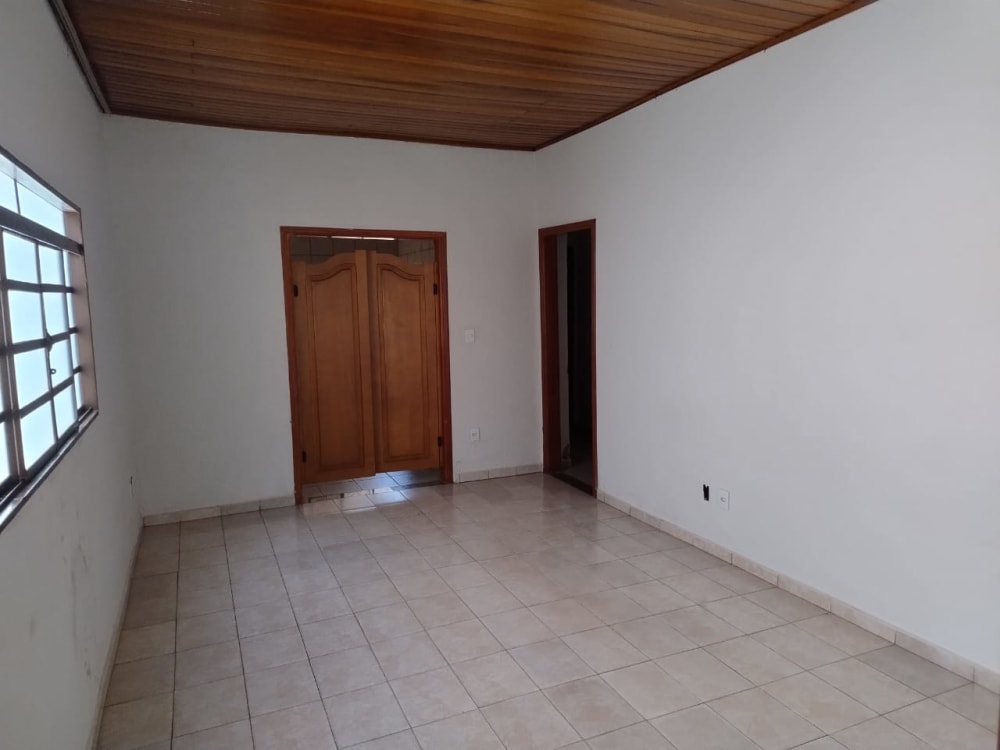 CASA COM TRÊS DORMITÓRIOS NO BAIRRO SÃO FERNANDO
