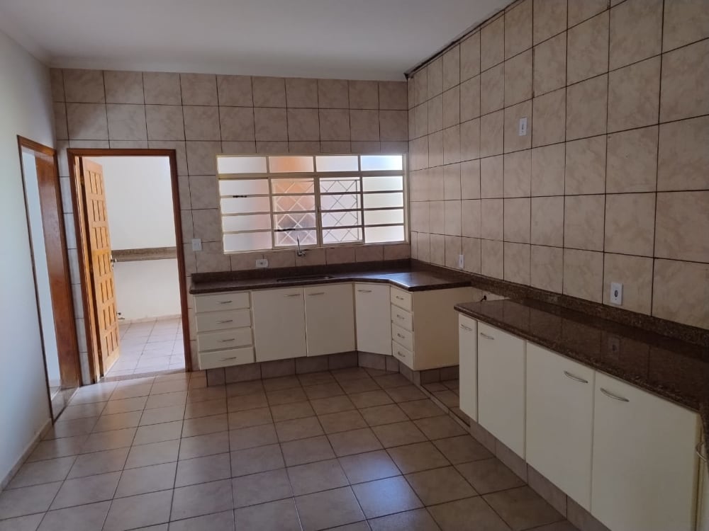 CASA COM TRÊS DORMITÓRIOS NO BAIRRO SÃO FERNANDO