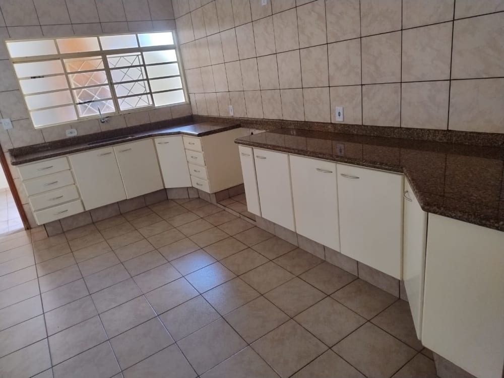 CASA COM TRÊS DORMITÓRIOS NO BAIRRO SÃO FERNANDO