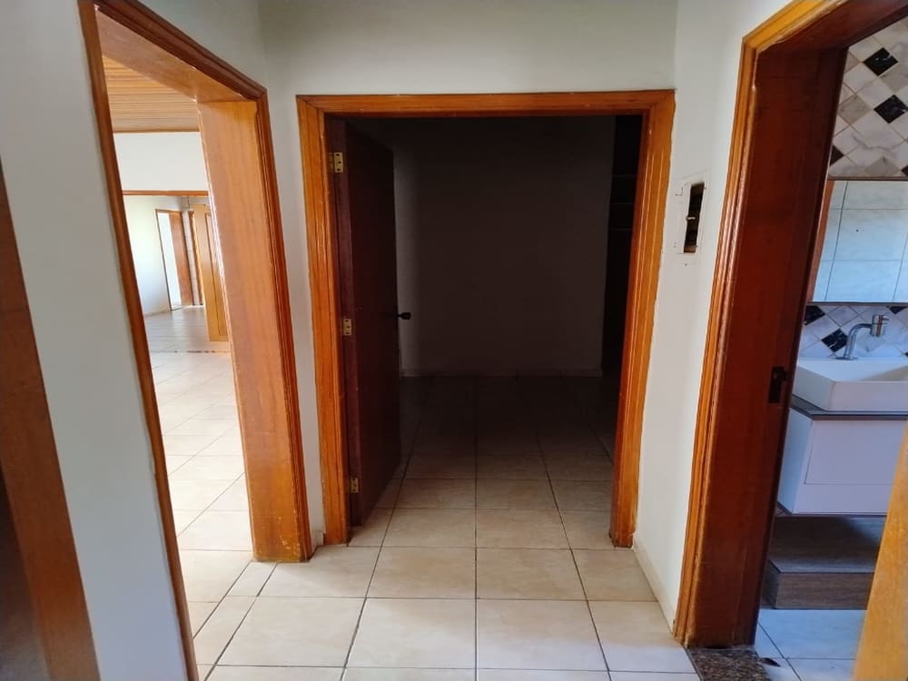 CASA COM TRÊS DORMITÓRIOS NO BAIRRO SÃO FERNANDO