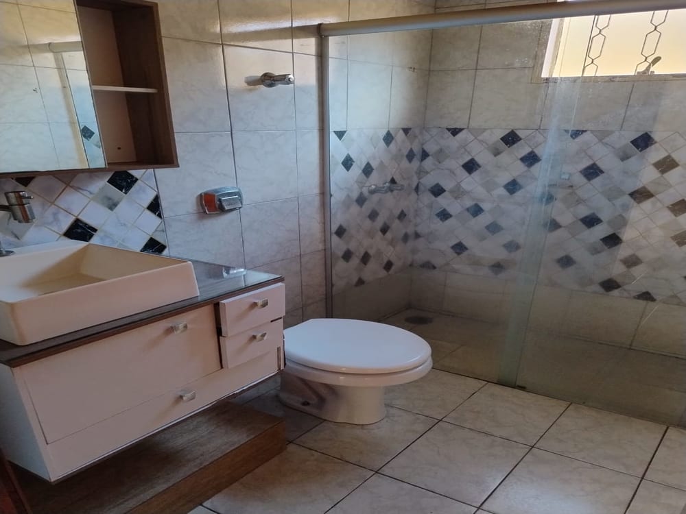 CASA COM TRÊS DORMITÓRIOS NO BAIRRO SÃO FERNANDO