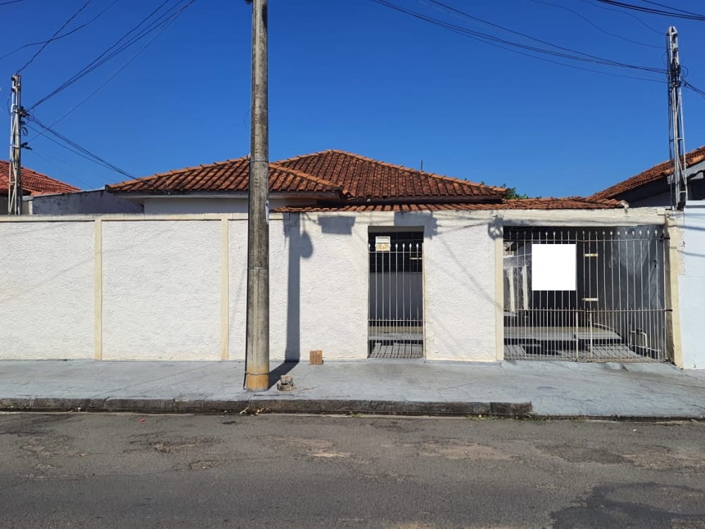 CASA NO CENTRO COM TRÊS DORMITÓRIOS