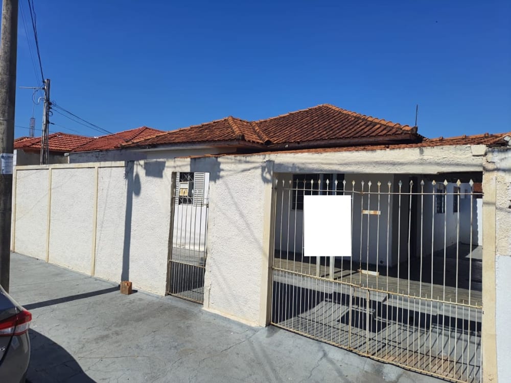 CASA NO CENTRO COM TRÊS DORMITÓRIOS