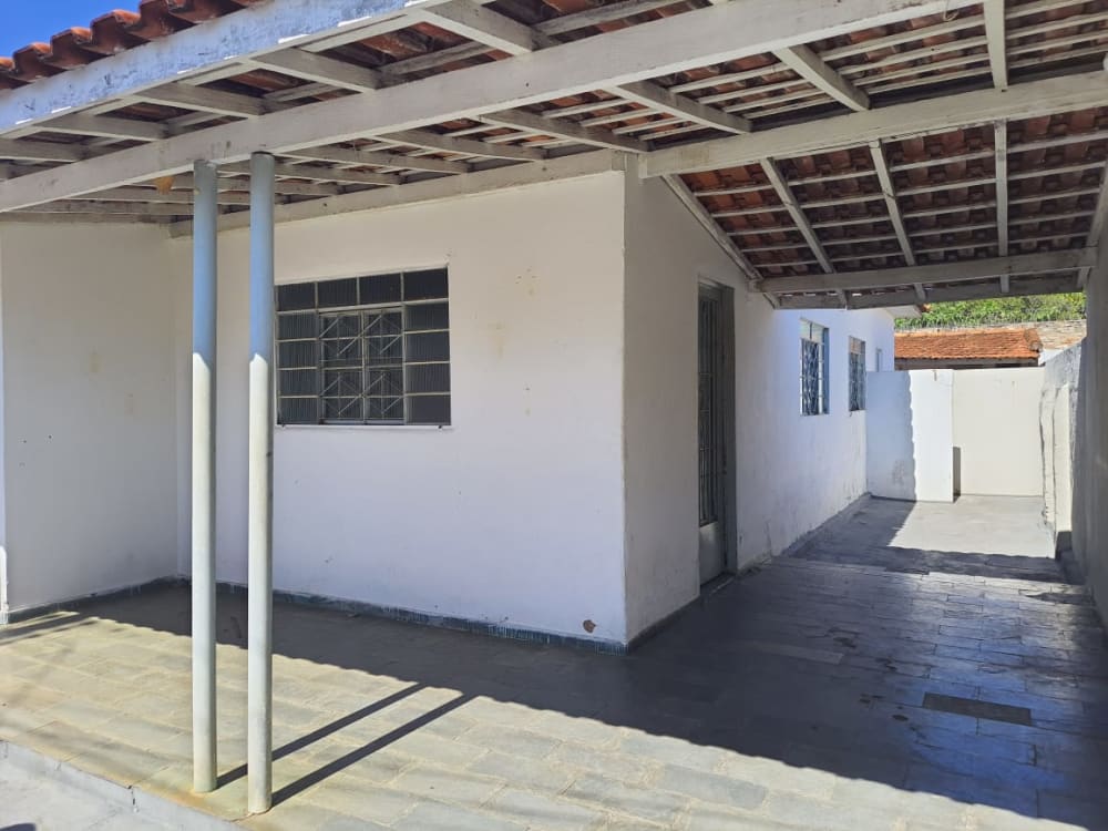 CASA NO CENTRO COM TRÊS DORMITÓRIOS