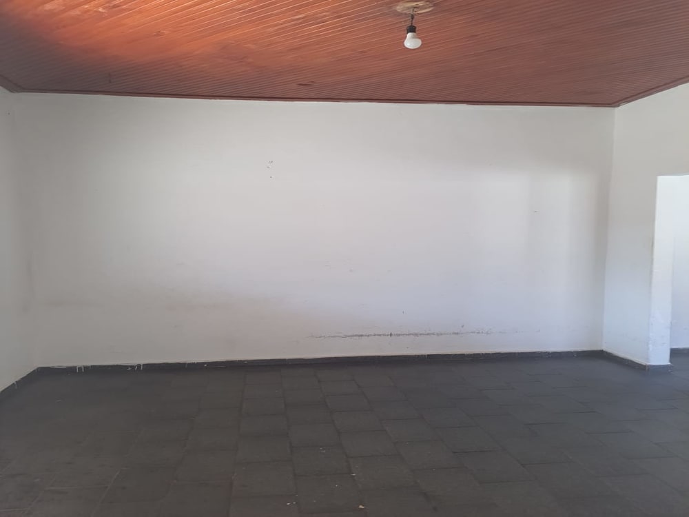 CASA NO CENTRO COM TRÊS DORMITÓRIOS