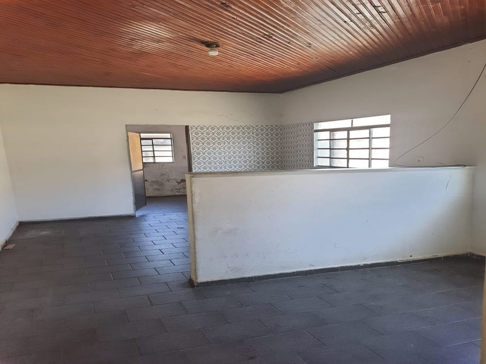 CASA NO CENTRO COM TRÊS DORMITÓRIOS