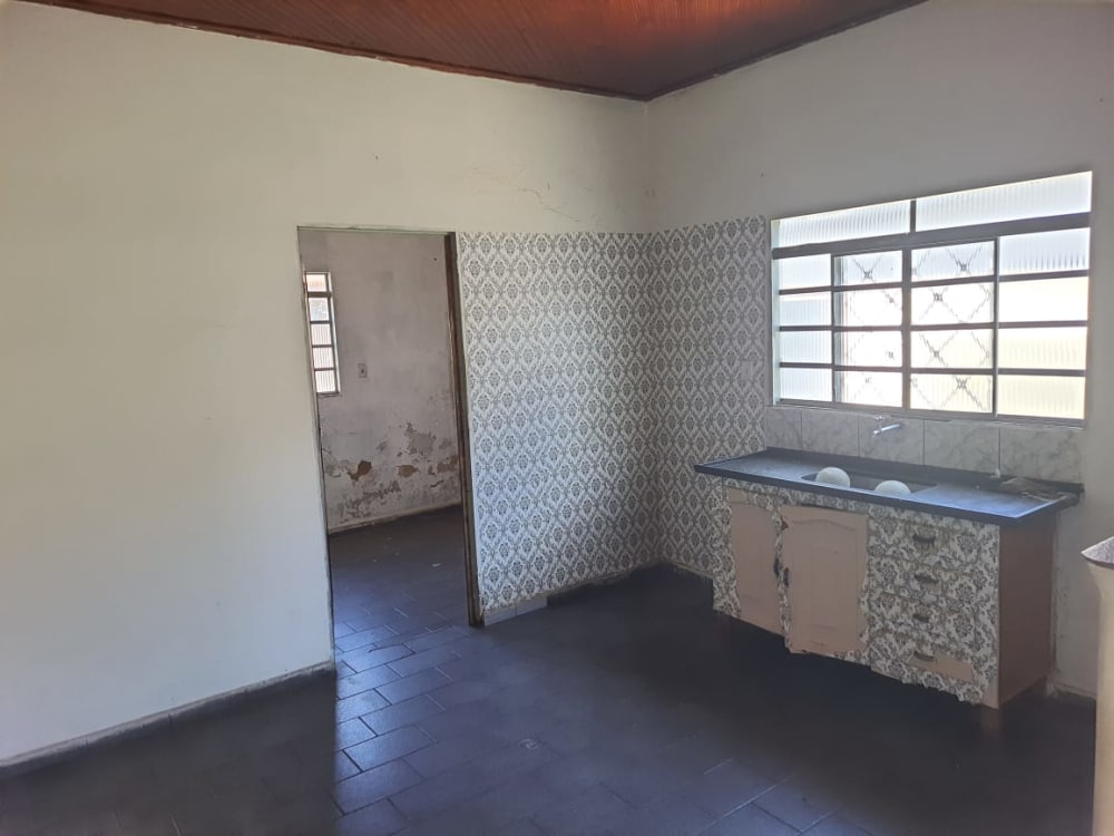 CASA NO CENTRO COM TRÊS DORMITÓRIOS