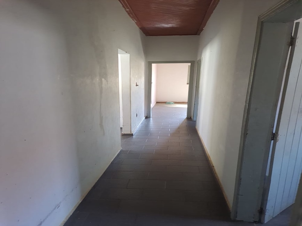 CASA NO CENTRO COM TRÊS DORMITÓRIOS