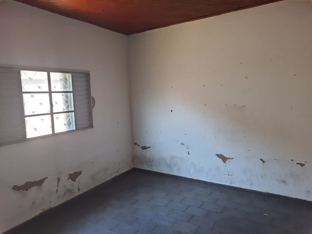 CASA NO CENTRO COM TRÊS DORMITÓRIOS