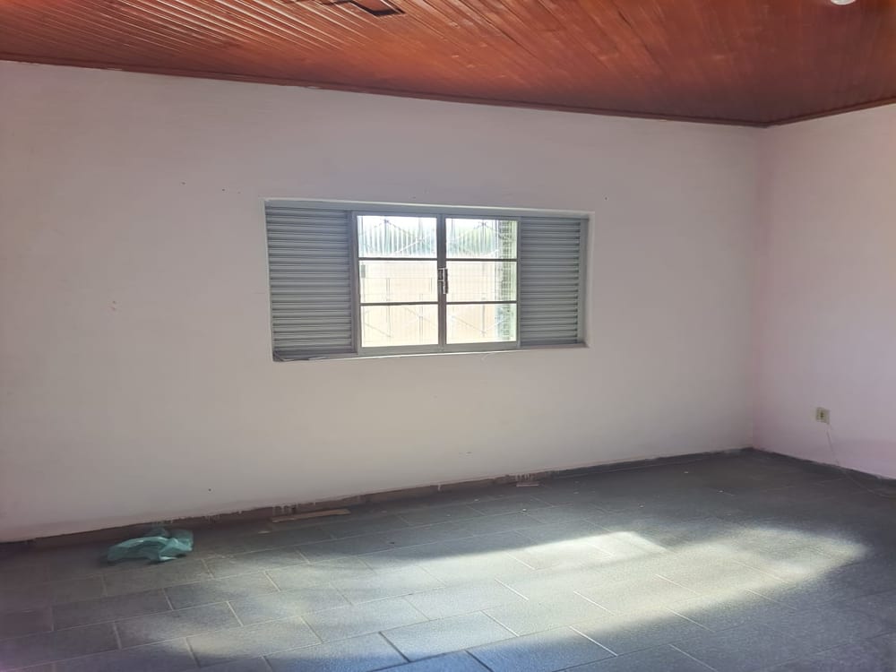 CASA NO CENTRO COM TRÊS DORMITÓRIOS