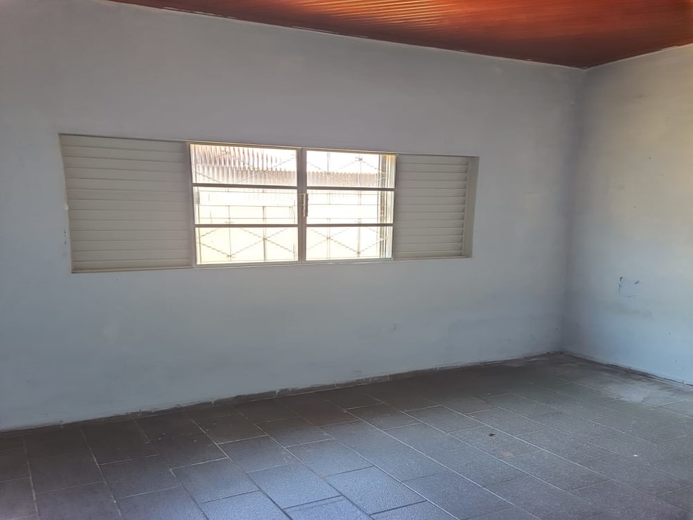 CASA NO CENTRO COM TRÊS DORMITÓRIOS