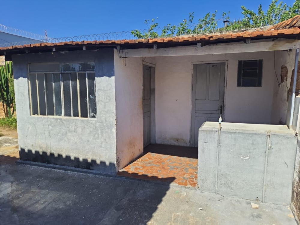 CASA NO CENTRO COM TRÊS DORMITÓRIOS
