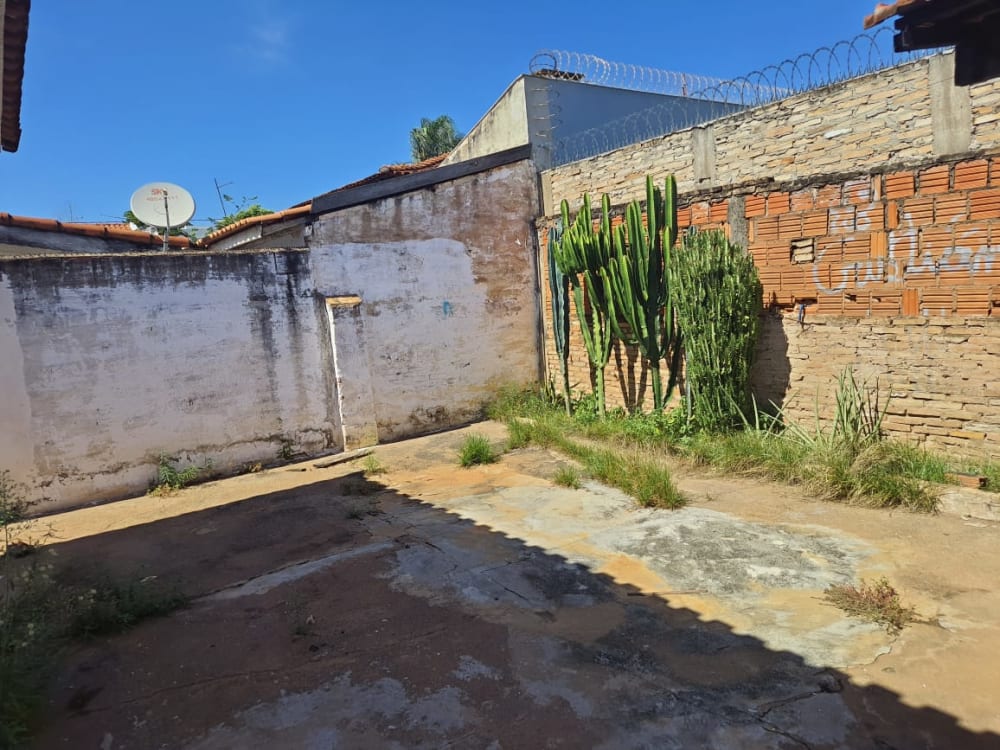 CASA NO CENTRO COM TRÊS DORMITÓRIOS