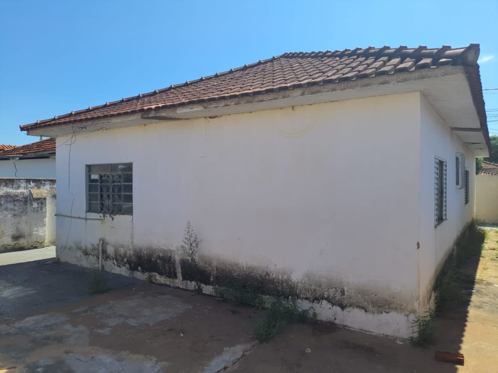 CASA NO CENTRO COM TRÊS DORMITÓRIOS