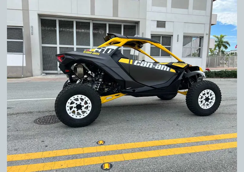 Can Am Maverick R 2024  1km