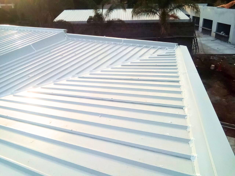 Nave industrial con fachada de paneles SmartPanel