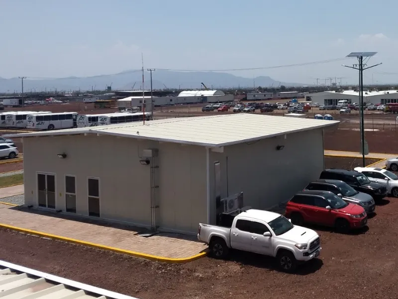 Nave industrial con fachada de paneles SmartPanel