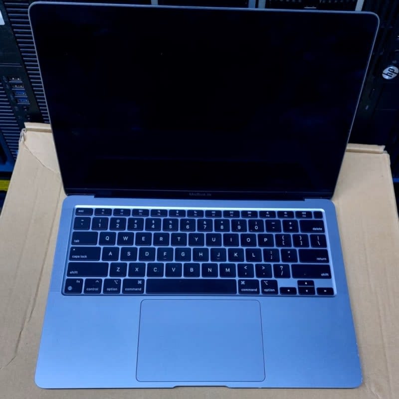 Macbook air M1 chip 8gb ram 256ssd 13inch