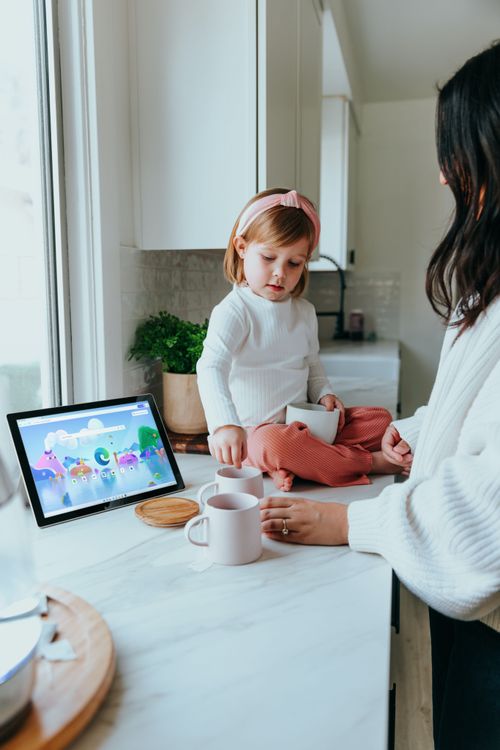 Indépendante travaillant chez elle avec sa fille