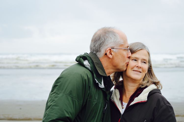 Couples de séniors marchant sur la plage
