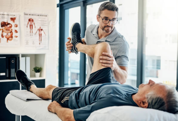 Kiné faisant faire de l'exercice à son patient