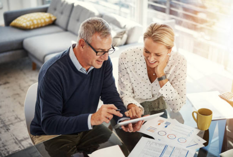 Professionnels de santé analysant la meilleur solution d'épargne