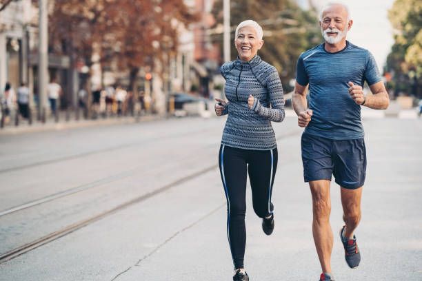 Couple de séniors faisant du jogging