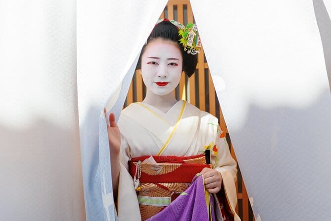 Meet a Geisha in Kyoto- Enjoy Exclusive Geisha Show in Gion