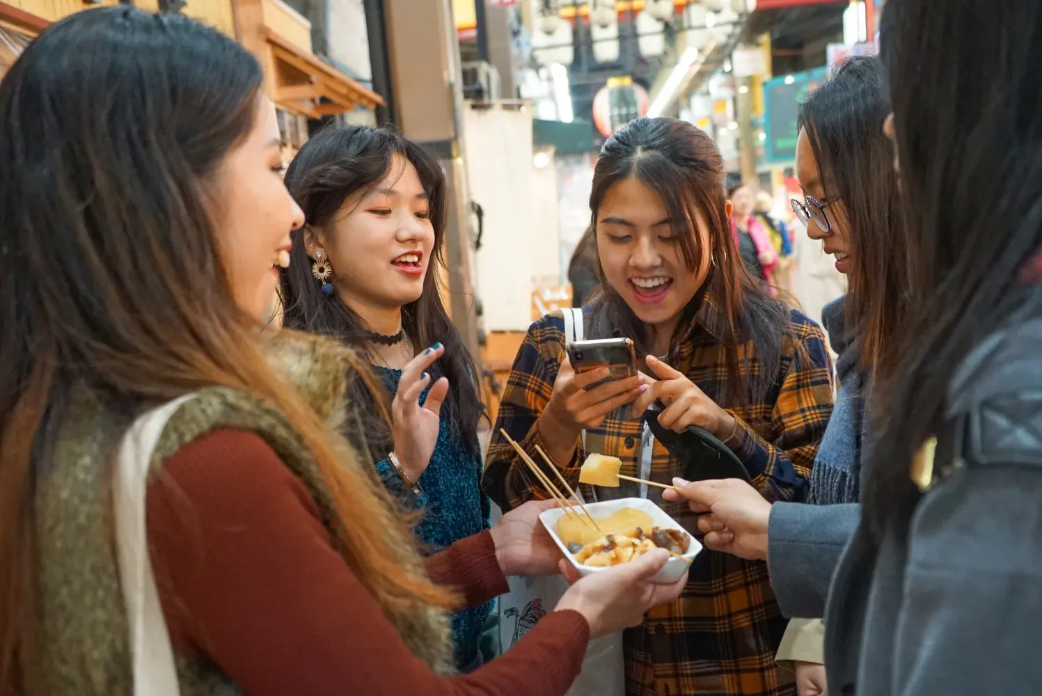 Kuromon Market Walking Street Food Tour in Osaka