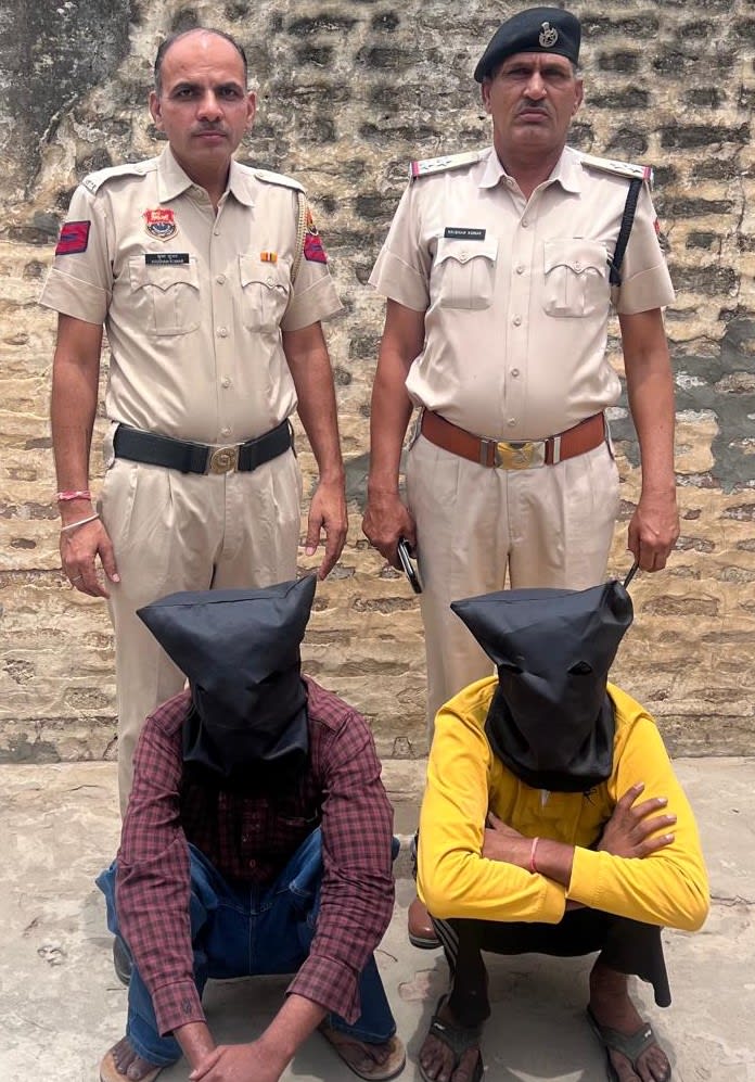 पुलिस की गिरफ्त में पकड़े गए दोनों आरोपी।