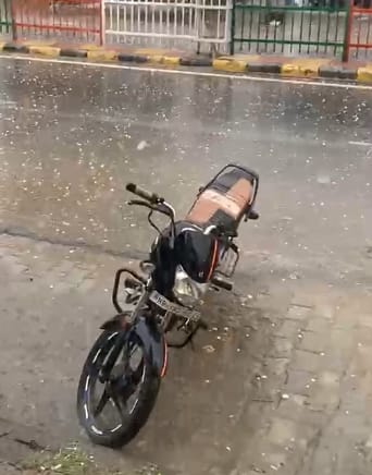 चरखी दादरी में बारिश और ओलावृष्टि से मौसम सुहावना
