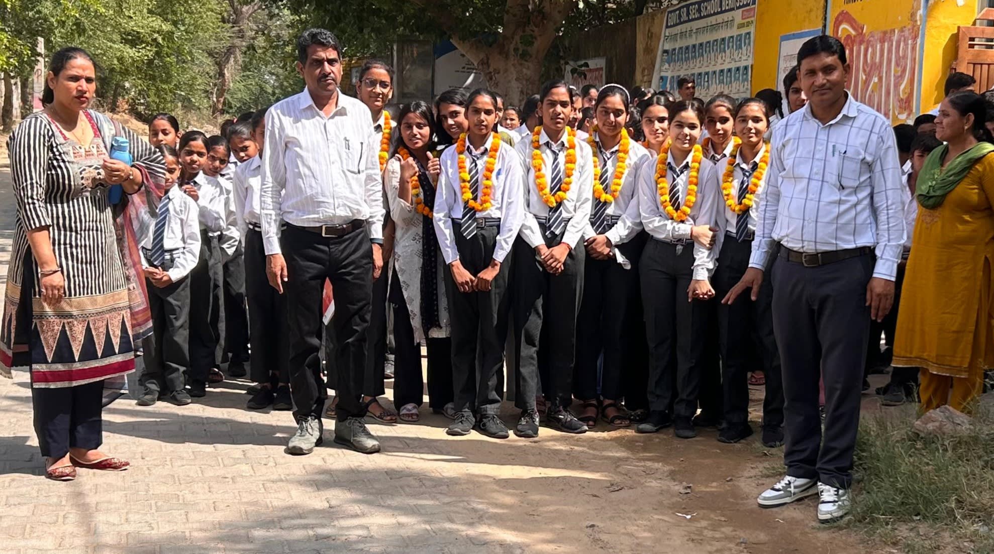 जीएसएसएस बेरी के होनहार विद्यार्थियों का समूह, बोर्ड परीक्षा में शानदार प्रदर्शन के बाद।