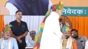 सार्वजनिक कार्यक्रम में संबोधन के दौरान मंच पर आगे-पीछे चलते नजर आए राव इंद्रजीत