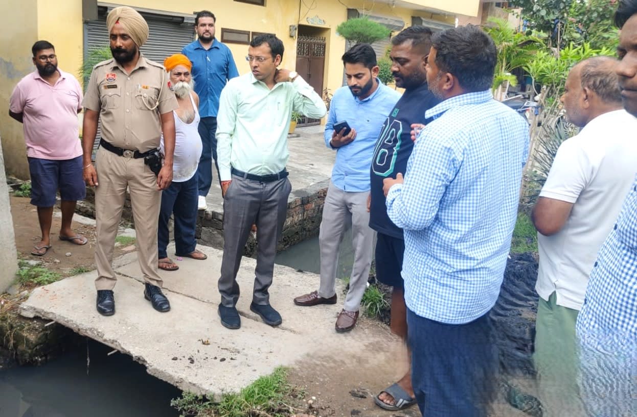 यमुनानगर | जलभराव रोकने के लिए बारिश में सड़कों पर उतरे सीटीएम पीयूष गुप्ता, :नालों की सफाई युद्धस्तर पर करने के निर्देश